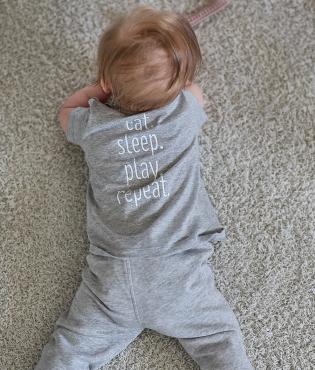 T-Shirt eat.sleep.play.repeat. 